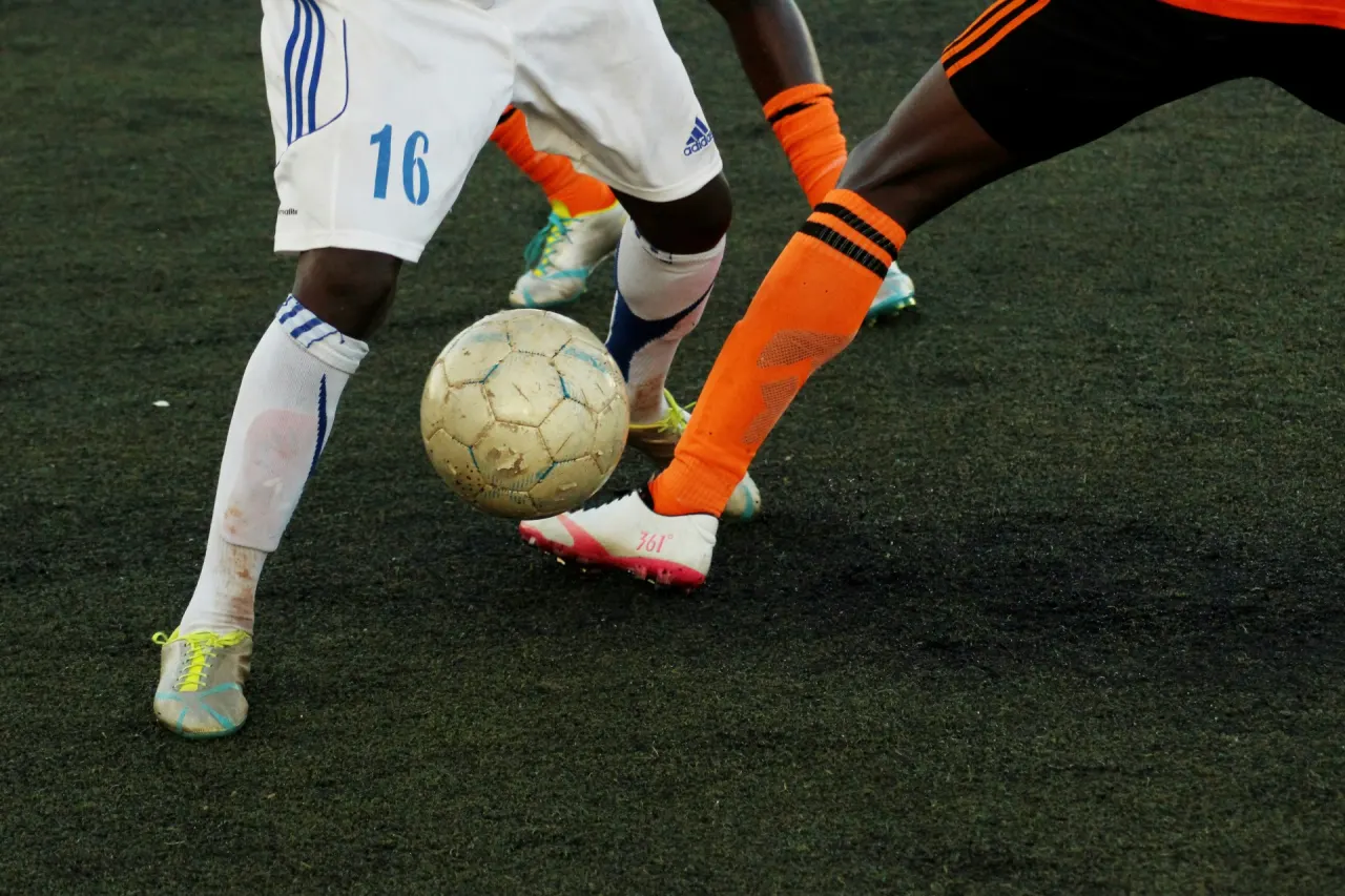 Football — tournament software and live scoring. Photo by Jannik on Unsplash (https://unsplash.com/photos/person-playing-soccer-mY2ZHBU6GRk?utm_source=sportonline&utm_medium=referral)